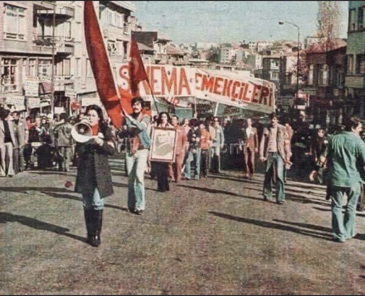 1 Mayıs 1978 | Sinema Emekçileri 
Kortej sorumlusu: Fatma Girik
Sancağı taşıyan: Kadir İnanır
Slogan sorumlusu: Tarık Akan
Yürüyüş düzeni sorumlusu: Kemal Sunal ve Sinema emekçileri...
Taksim 1978.
#1Mayıs
 #GeziRuhuyla1Mayısa