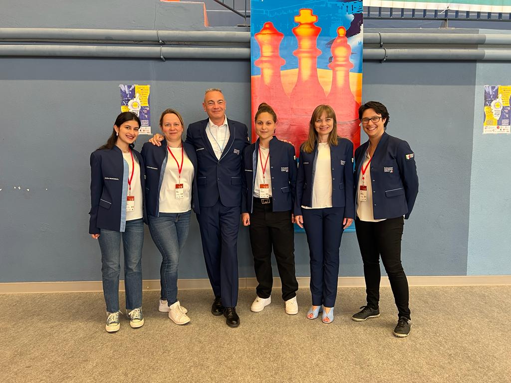 #scacchi Ottima la prima per gli azzurri alla <a href="/mitropacup_2022/">Mitropa Cup 2022</a>: doppia vittoria contro la Germania. Per sapere come è andata facebook.com/32487730476243…. Nelle foto la squadra femminile, Gueci, Zimina, Gabbani, Sedina e Brunello con il trainer Bellia