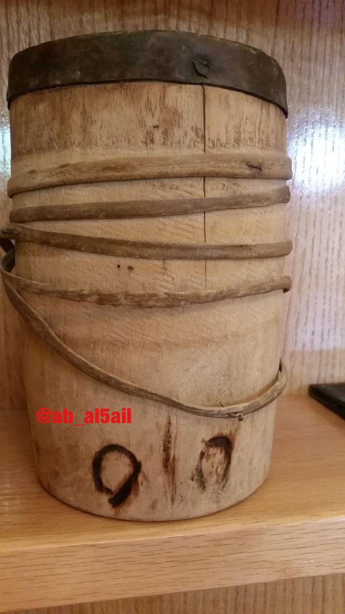 صاع نجدي ملك العقيلي محمد (الحميدي) العبدالرحمن الطويان،وبحوزة ابنه الأستاذ صالح..
-صُنع من خشب الأثل،وموَسّر (مضَبَّب)بالقِد وهو:جلد البعير
-معتمد من أمير القصيم عبدالله الفيصل الفرحان بوضع وسم الشيوخ أسفله حلقتين وبينهما مطرق:٥١٥كيًا بالنار وليس بصبغ،وما لم يكن موسوم فغير معتمد