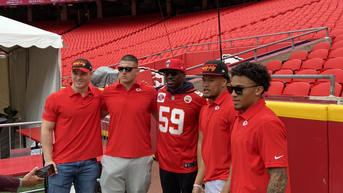 AFGutierrez's tweet photo. The newest @Chiefs players together 

@chenal_leo
@trent_mcduffie
@TheGK3
@Skyymoore24
@Ayo_cook

#ChiefsKingdom | @KSHB41 | @NFL #Draftfest | @GEHAField https://t.co/j9mcnEStby