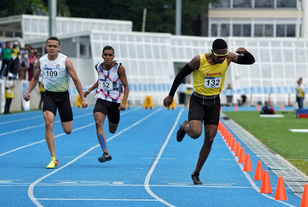 IDRD's tweet photo. Hoy en el 5to día de los @juegosintercol, en atletismo, categoría juvenil, 100 metros planos, el oro 🥇es para Ronald Longa del #EquipoBogotá. ¡Felicidades por este reconocimiento! Eres el orgullo de Bogotá.💛❤️

#BogotáEnIntercolegiados
#SomosEquipoBogotá https://t.co/i6vyrx5sXh
