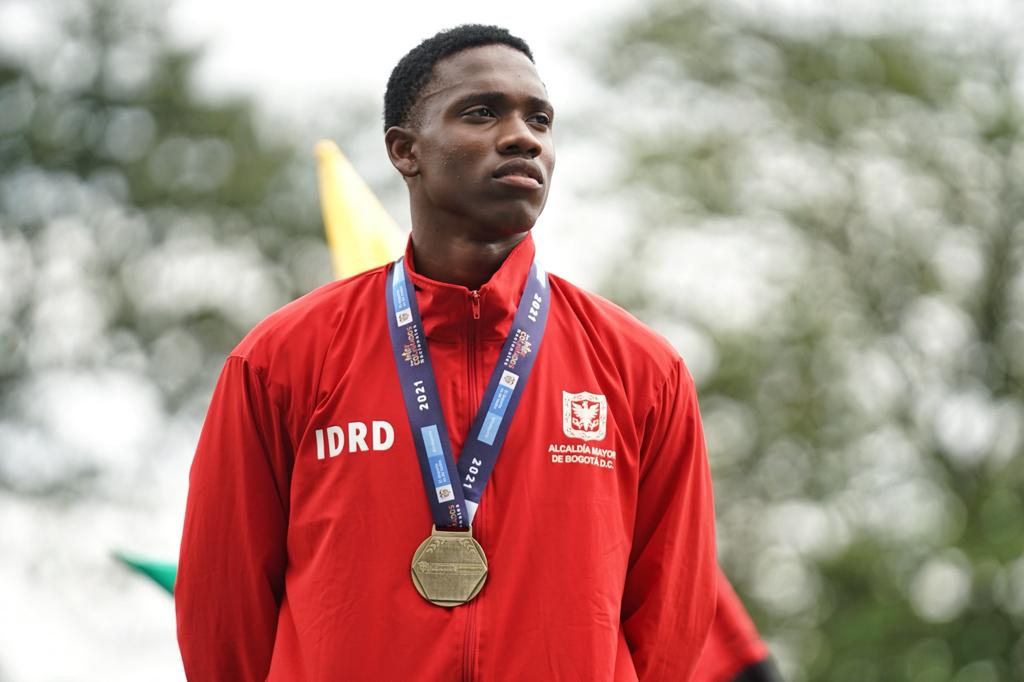 IDRD's tweet photo. Hoy en el 5to día de los @juegosintercol, en atletismo, categoría juvenil, 100 metros planos, el oro 🥇es para Ronald Longa del #EquipoBogotá. ¡Felicidades por este reconocimiento! Eres el orgullo de Bogotá.💛❤️

#BogotáEnIntercolegiados
#SomosEquipoBogotá https://t.co/i6vyrx5sXh