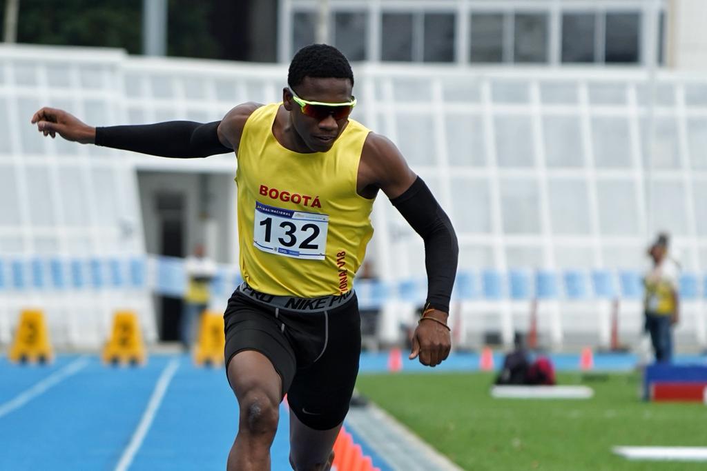 IDRD's tweet photo. Hoy en el 5to día de los @juegosintercol, en atletismo, categoría juvenil, 100 metros planos, el oro 🥇es para Ronald Longa del #EquipoBogotá. ¡Felicidades por este reconocimiento! Eres el orgullo de Bogotá.💛❤️

#BogotáEnIntercolegiados
#SomosEquipoBogotá https://t.co/i6vyrx5sXh