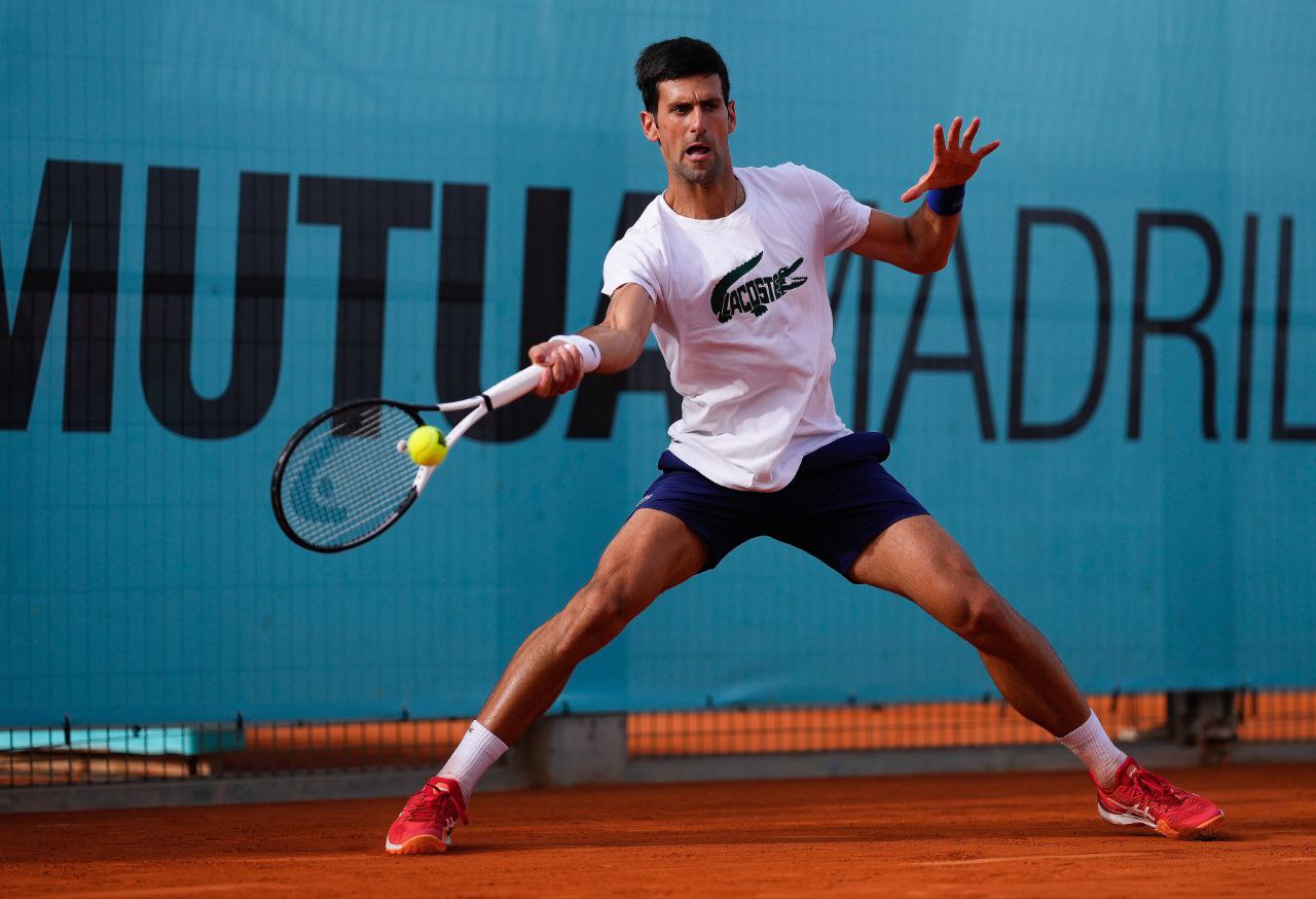 Novak Djokovic entrenando en el Mutua Madrid Open.