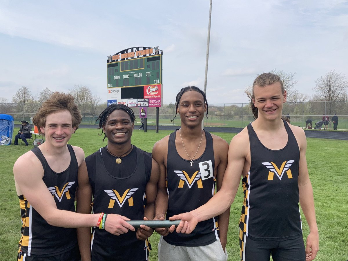 MVMensXCTF's tweet photo. In a thrilling finish, Arthur Cox anchors the 4x200 relay to a 1st place win in a season best 1:31.63!  🖤💛💪🏽
@MeteaAthletics @MeteaBoosters https://t.co/9K9lDLBhKs