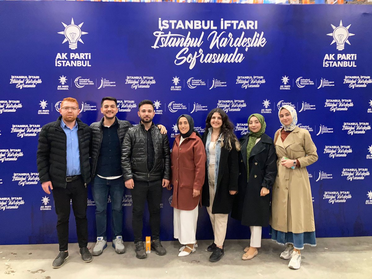 Kim var diye bakmayacaksın sağa sola, ben varım diyip yürüyeceksin. Gençlik daima hazır.  💫

#Aileİftarı