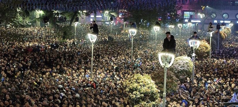 🤯| Trabzonda kutlamar için Atatürk meydanında sokak lambalarının üstüne çıkan taraftarlar dikkat çekti!