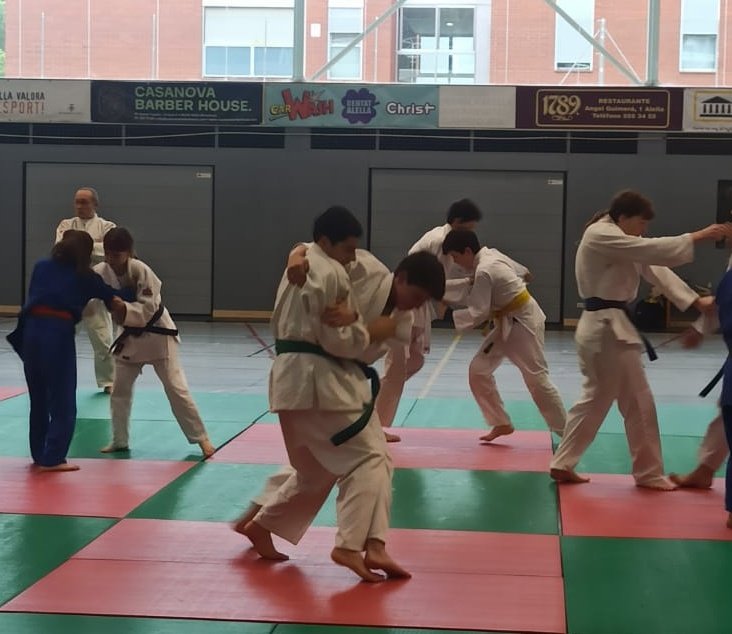 CEMaresme's tweet photo. Dia molt intens de competició a l'esport escolar del #Maresne.
Patinatge durant tot el dia a @stisclevallalta,
Gimnàstica Rítmica i Judo a @ajalella
#esportescolar
#consellsesportius https://t.co/j1GX5Zudkr