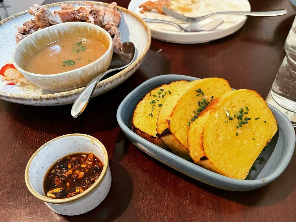 kinolina's tweet photo. Cornbread, chili, and Musang’s crispy fried chicken. Musang, Beacon Hill, Seattle, Washington — April 22, 2022 #musang #pinoycuisine #filipinocuisine #friedchicken #cornbread #chili #comfortfood #seattledining #essentialseattle #beaconhill #fridays #weekends #april2022 #seattle https://t.co/FDI0ZrrGcL