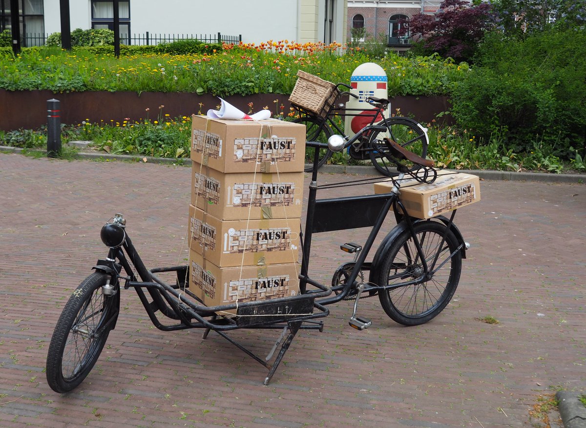 velopalise's tweet photo. Wethouder #Peterdehaan van de @Gem_Wageningen  doet de aftrap voor de herbeleving op de fiets van de voedseltransporten FAUST @NL_indeoorlog. Een belangwekkende  moment georganiseerd door museum @casteelsepoort. @EuropeRemembers , @75jaarvrijheid  @Wageningen45 @stadwageningen https://t.co/phfL1W00N8