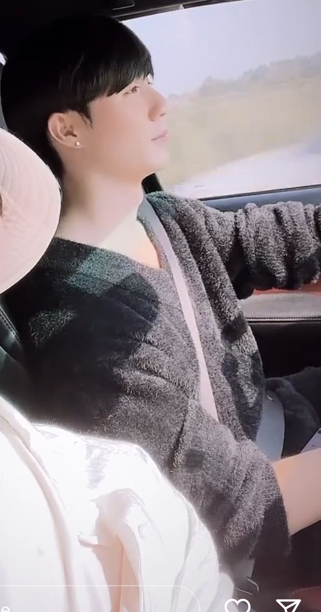 i_Behindyou's tweet photo. สันยาจะไม่แซวเรื่องเสื้อคู่ สันยาๆ🌚🌝55555555 #ซนซน #ZeeNuNew https://t.co/AwtNc3jDmb
