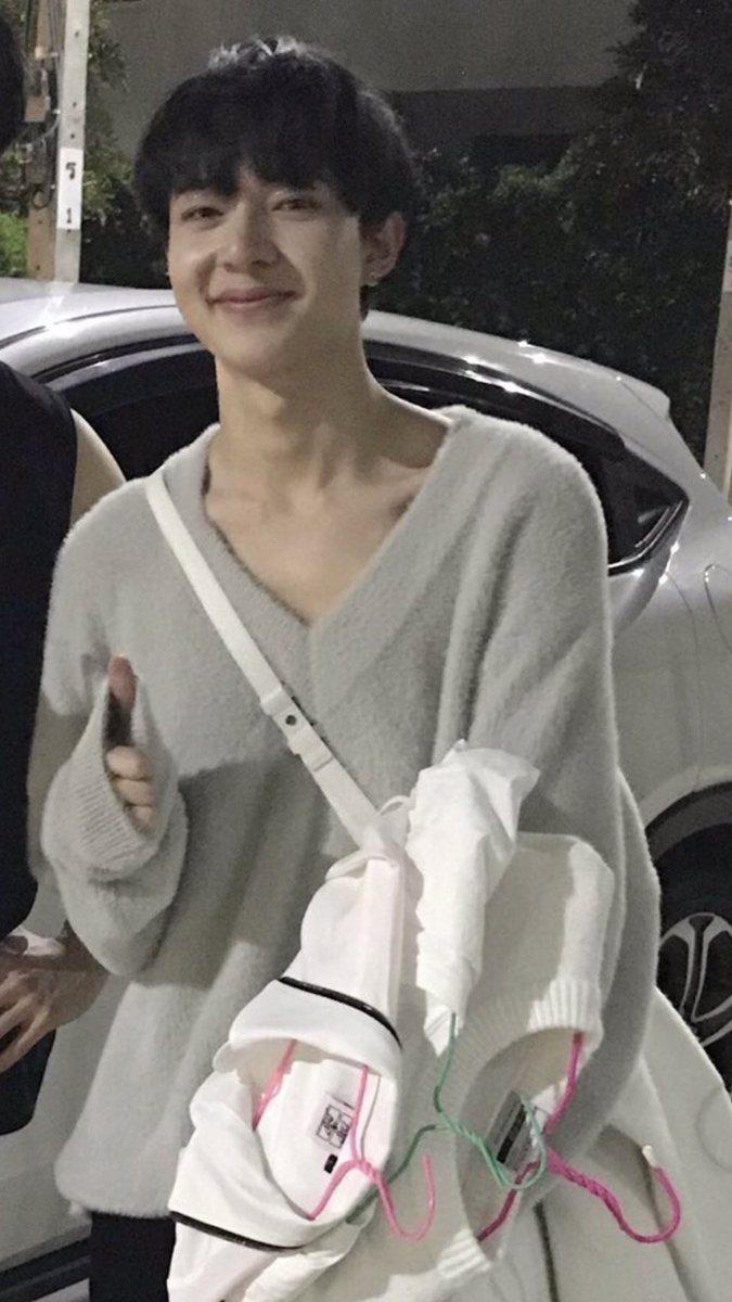 i_Behindyou's tweet photo. สันยาจะไม่แซวเรื่องเสื้อคู่ สันยาๆ🌚🌝55555555 #ซนซน #ZeeNuNew https://t.co/AwtNc3jDmb