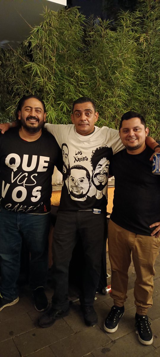 Anoche en <a href="/SanteTegus/">Santé Tegus</a> con el gran <a href="/shaqalvarado/">Shaq Alvarado</a> 

Luciendo la camisa oficial de la banda con la caricatura del ídolo de masas <a href="/Chaveztoon/">Chaveztoon</a>