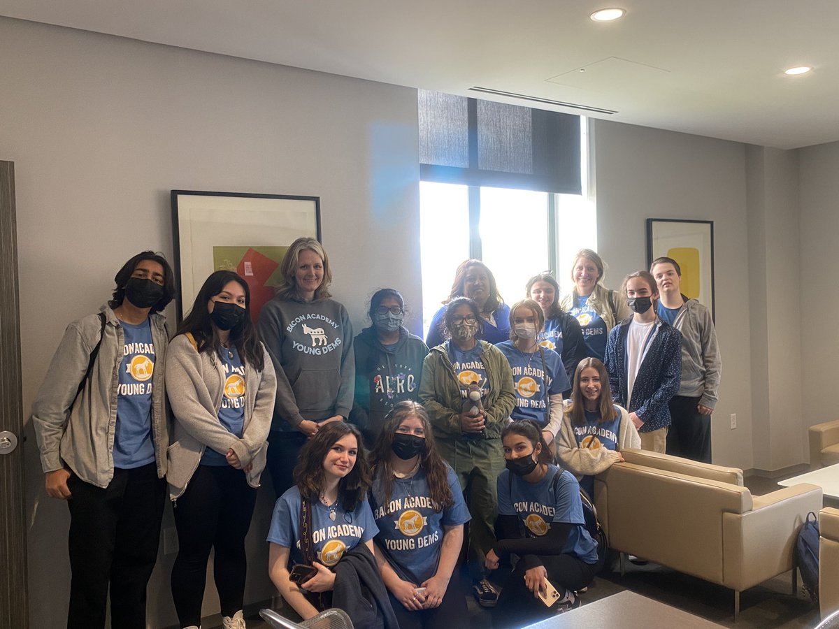 BaconYoungDems's tweet photo. From the Lt Gov, Comptroller, Sec of State, state Reps &amp; Senators, lobbyists, policymakers, &amp; more-so many people took time to explain their job, explain their journey to their job, and even cuddle with puppies up for adoption!  We ran into @BaconAcademy Grads too!! 💙 https://t.co/DUk5hBedS7