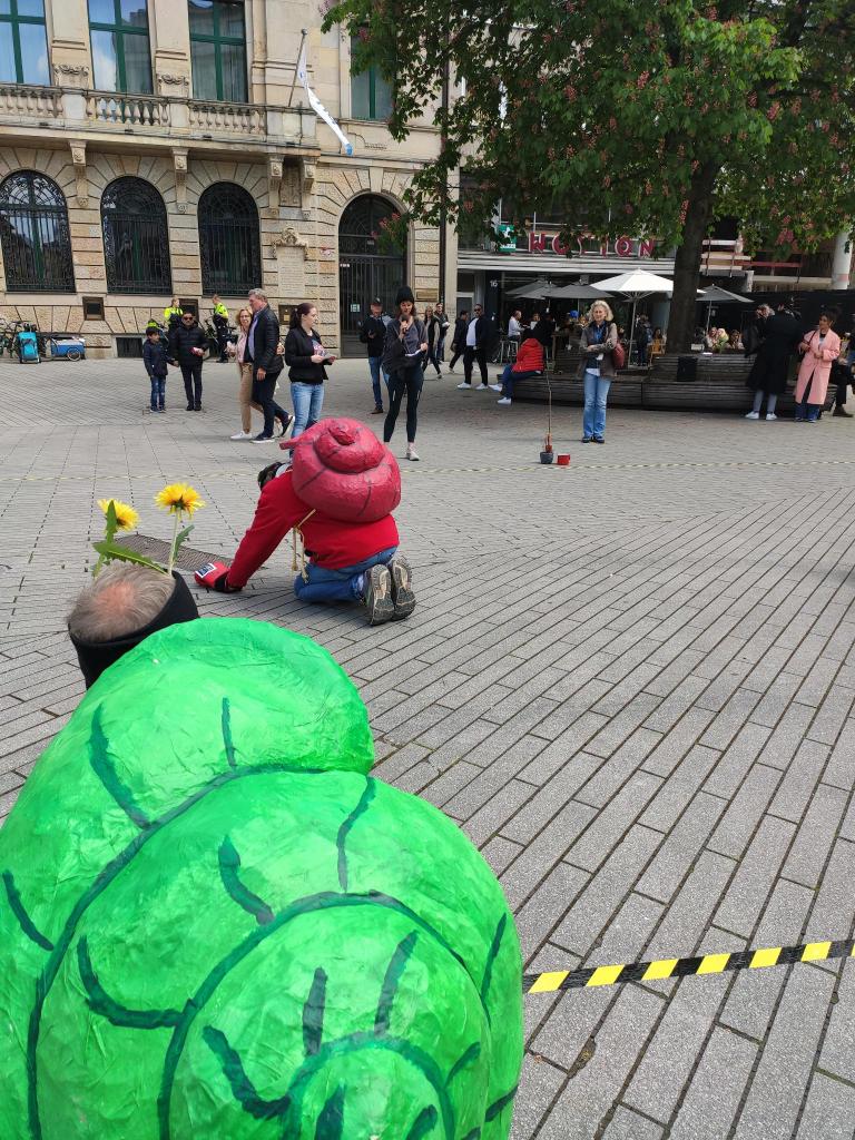 XR_Duesseldorf's tweet photo. Schneckenrennen in #Duesseldorf: Die Parteien kriechen in Richtung #klimaschutz - aber kommen sie ans Ziel? Leider locken auf dem Weg Profite, Korruption und #Greenwashing. https://t.co/KWceVTqUf9