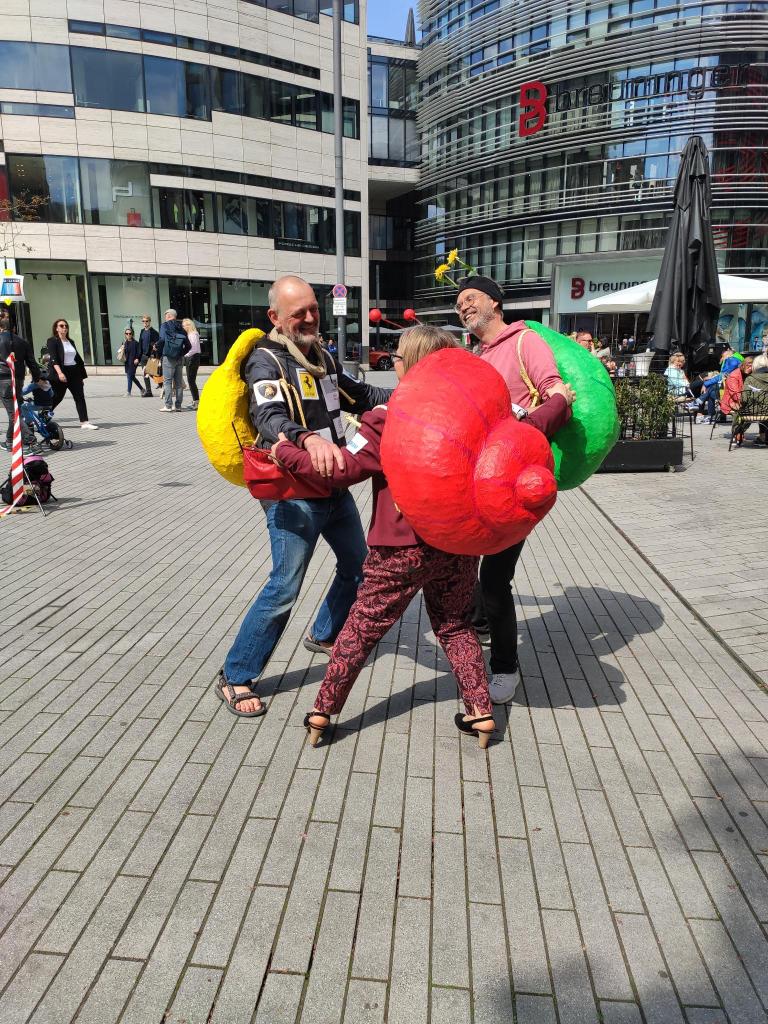 XR_Duesseldorf's tweet photo. Schneckenrennen in #Duesseldorf: Die Parteien kriechen in Richtung #klimaschutz - aber kommen sie ans Ziel? Leider locken auf dem Weg Profite, Korruption und #Greenwashing. https://t.co/KWceVTqUf9