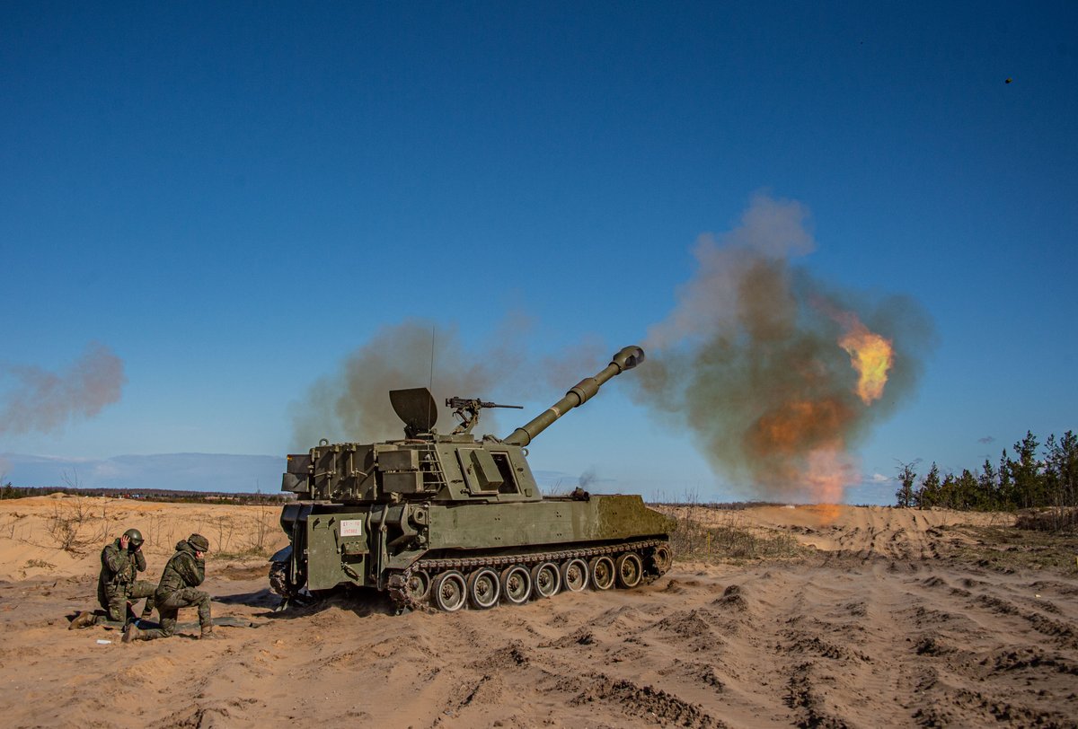 EMADmde's tweet photo. Potente, preciso y profundo💣🎯⚡
La Batería de Artillería🇪🇸 desplegada en Letonia🇱🇻 ha demostrado su plena integración en @eFPBGLatvia con un ejercicio de fuego real en el que ha dejado patente la precisión de nuestros artilleros🇪🇸.
@EjercitoTierra 
#MOPS https://t.co/wLqP5CduEU