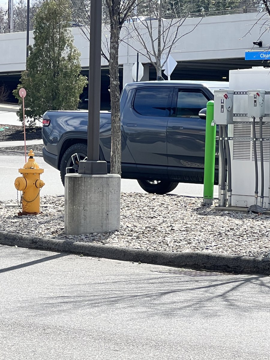 SawyerMerritt's tweet photo. Currently at the grocery store. 1 Rivian R1T, 2 brand new Plaid S, 6 Model Ys. One Model 3.
EV adoption! ๐ https://t.co/0XfZFTIau1