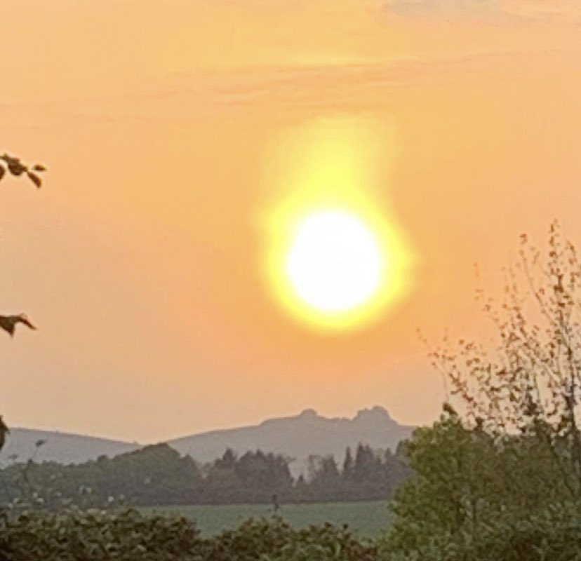 Fireball over Haytor Rocks tonight. A real treat for our diners!
#haytor #haytorrocks #dartmoor #dartmoornationalpark #ilsington #sunset #devon