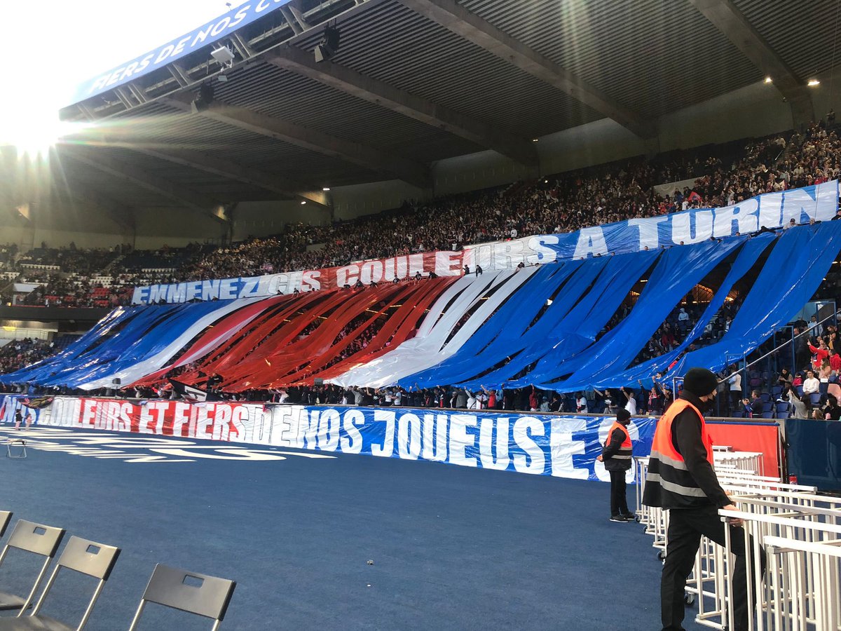 psgcommunity_'s tweet photo. 📢 « Ramenez nos couleurs à Turin ! Fiers de nos couleurs et fiers de nos joueuses 🔴🔵 » 

Le message du CUP ! #PSGOL https://t.co/Limd6uQY1L