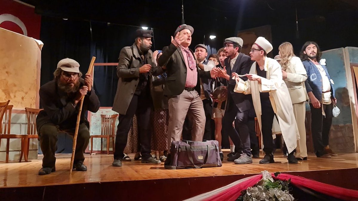 aso_hem's tweet photo. ‘Uygulamalı Tiyatro’kursumuzun ‘Komşu Köyün Delisi’oyunundan Öğretmenimiz ve kursiyerlerimizin emeklerinize sağlık.@Aydin_MEM @Mustafasvs09 @Nazilli_MEM @yilmaznazif @LvntSener @mebhbogm @sdulger43 @ENada09 @mustu_tuncer https://t.co/83V7u8e1yc