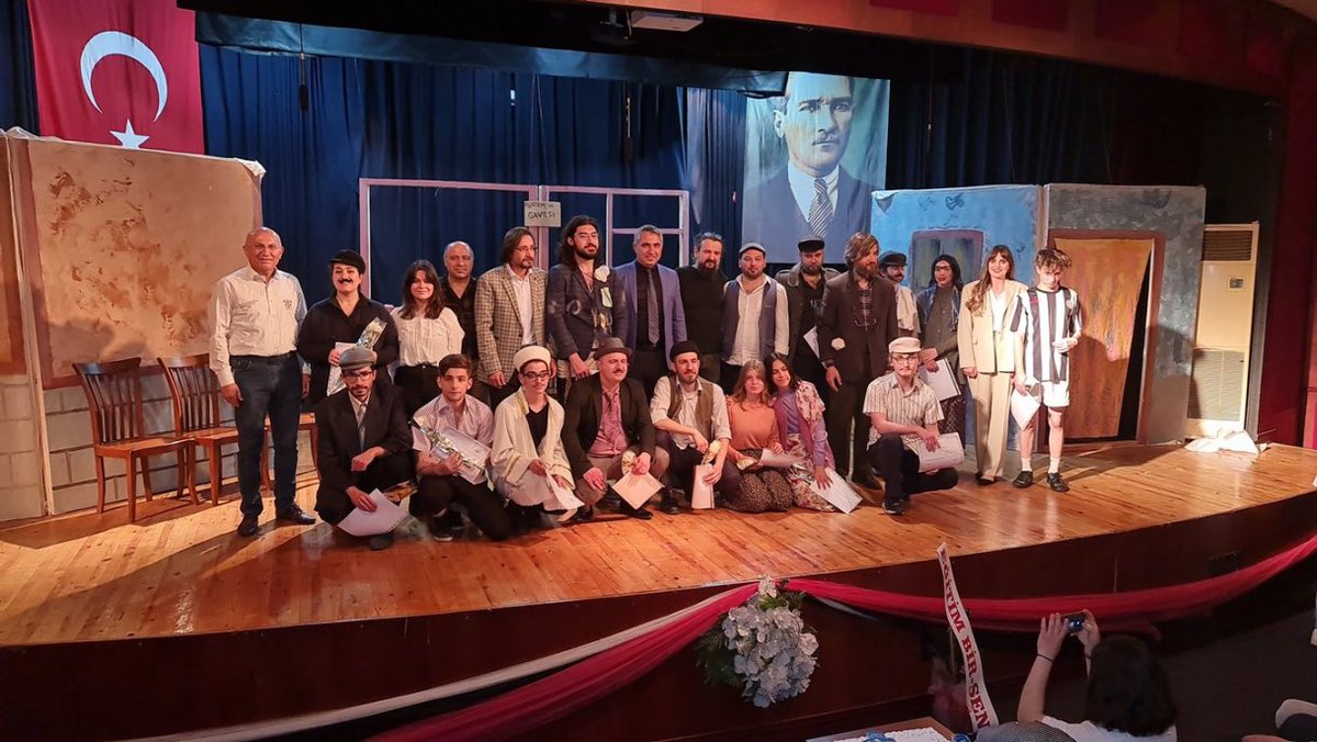 aso_hem's tweet photo. ‘Uygulamalı Tiyatro’kursumuzun ‘Komşu Köyün Delisi’oyunundan Öğretmenimiz ve kursiyerlerimizin emeklerinize sağlık.@Aydin_MEM @Mustafasvs09 @Nazilli_MEM @yilmaznazif @LvntSener @mebhbogm @sdulger43 @ENada09 @mustu_tuncer https://t.co/83V7u8e1yc