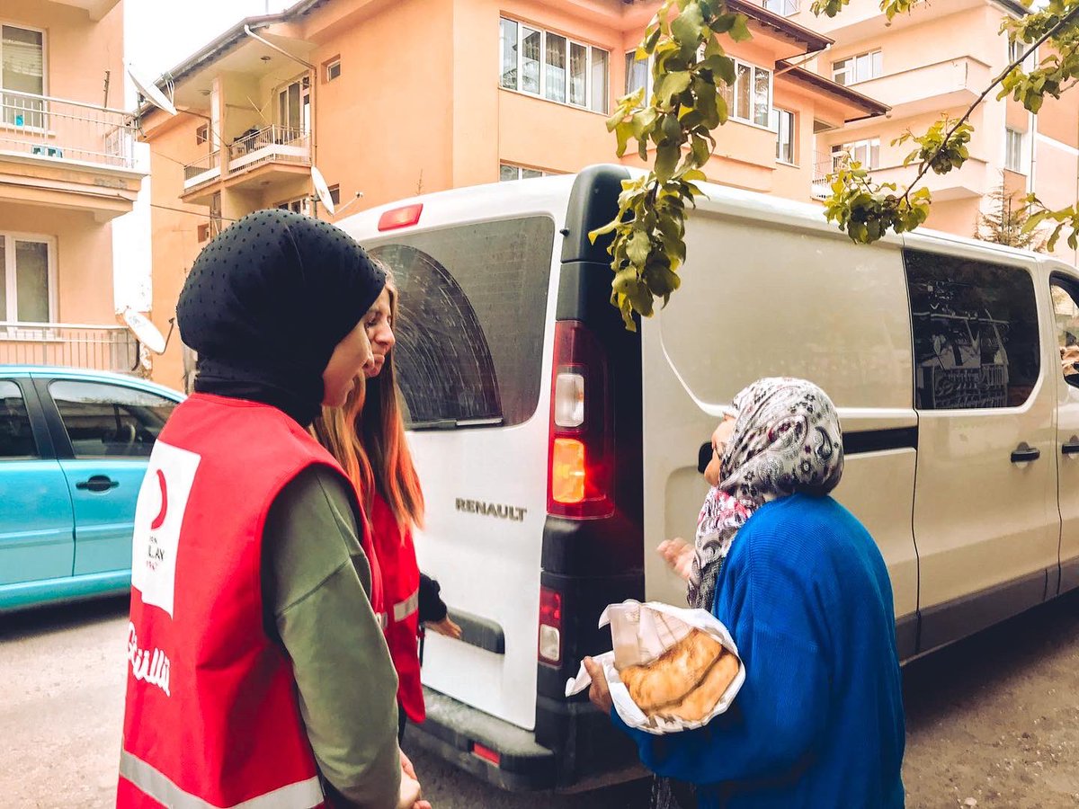 Genç gönüllülerimiz gittiği her evde tebessüm olmaya devam ediyor. Sıcak pidelerimiz evlerimize gitmeye devam ediyor. #iyigeleceksin🌙