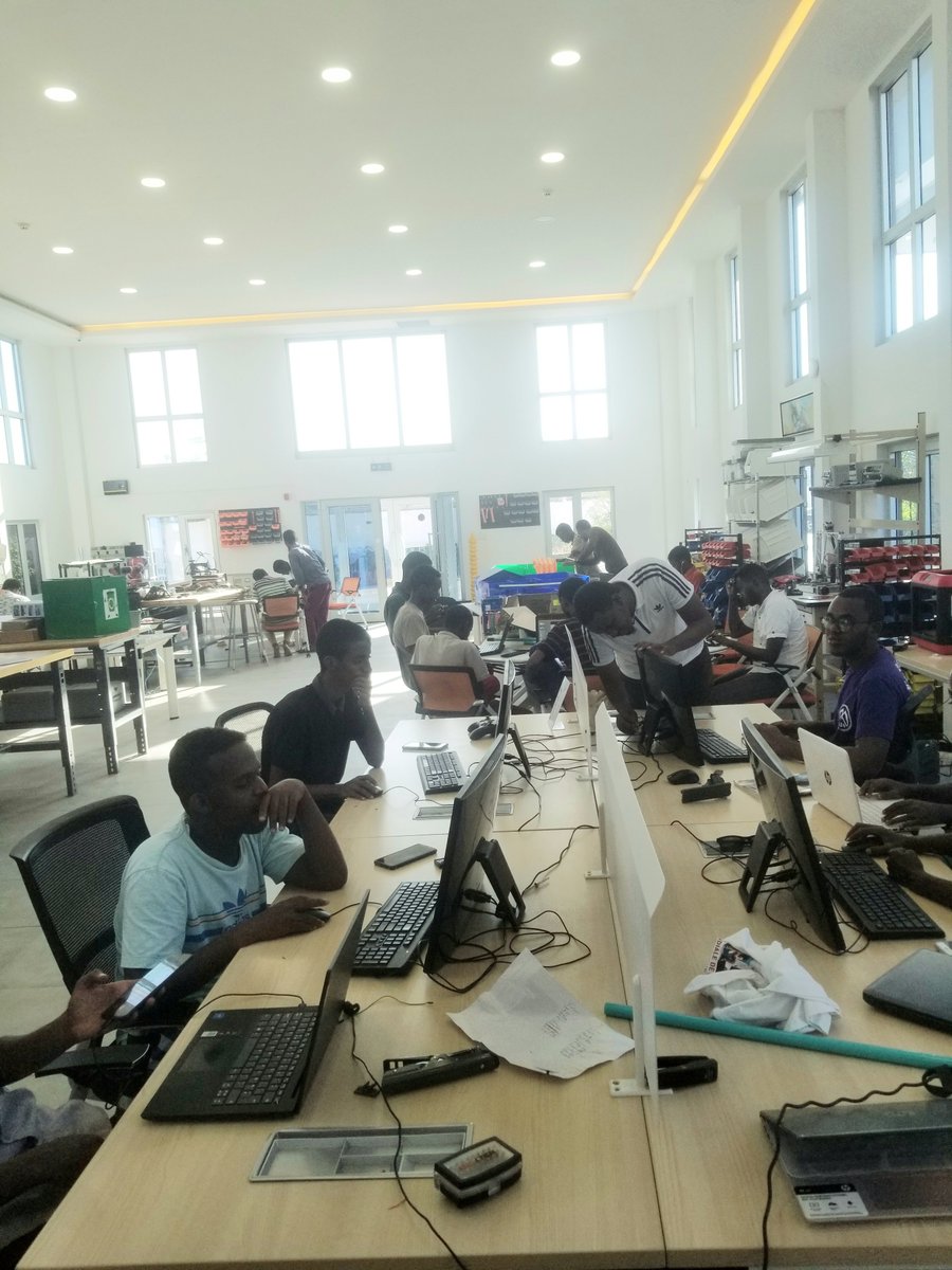 FahmiIng's tweet photo. 😊 C'est un immense honneur pour moi d'encadrer et d'aider ce groupe des jeunes bourré de talents dans le cadre Djibouti Robotic Competition #DRC2022 #CLE 

Nous devons tous valoriser nos jeunes talentueux. https://t.co/Kq9YfaLbM1