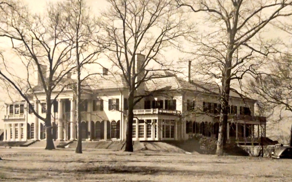 This is Rosary Hall, circa 1939, on the campus of Albertus Magnus College in #NHV.
Today it's the home of the College library. In September 1925, the College's first classes were held here.
From 1907 to 1924, this was the home of Louis E. Stoddard.
#NewHavenMuseumAtHome