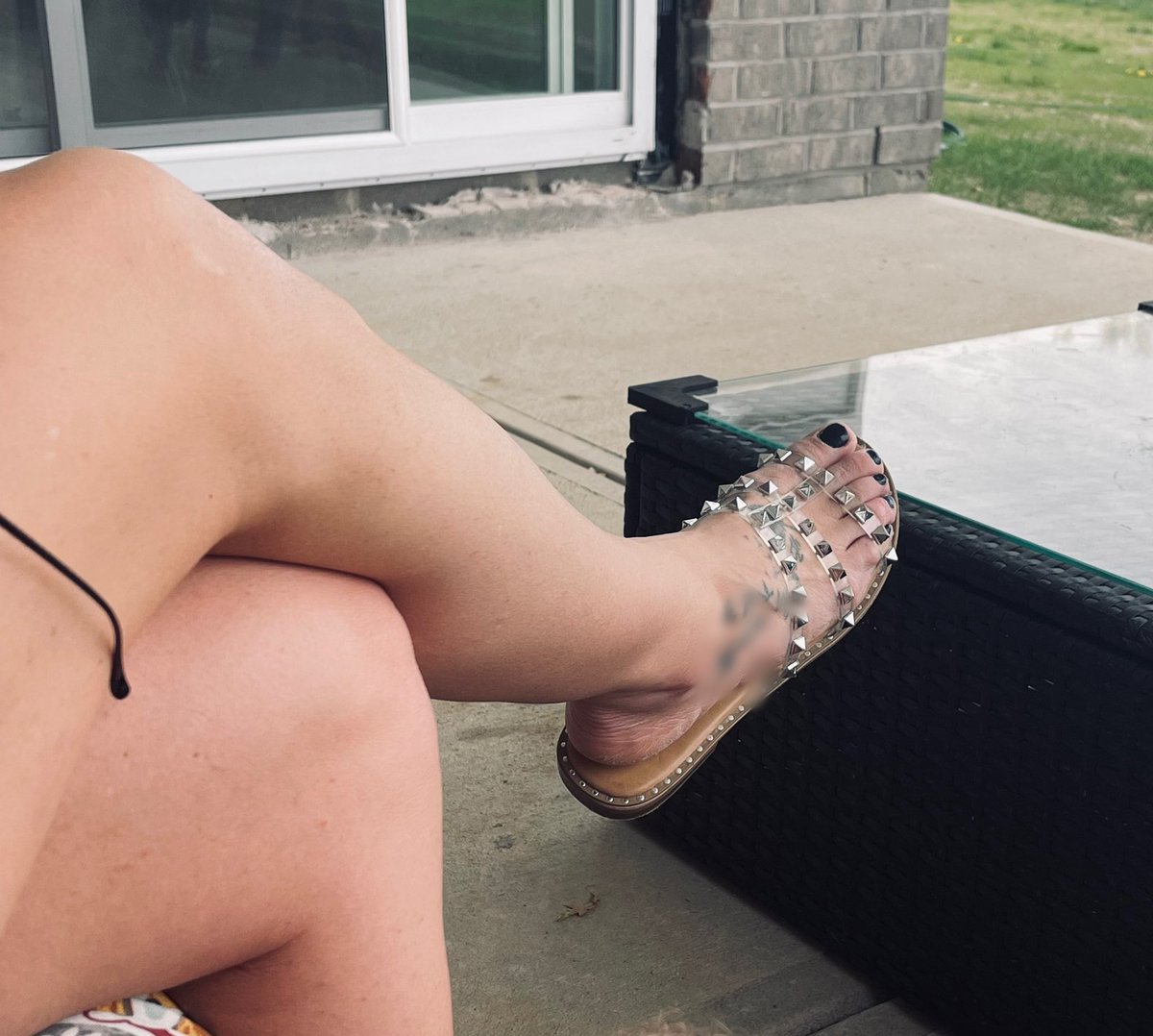FitMaddi's tweet photo. Do you like these sandals? Kind of represent my personality well 😈 https://t.co/4NCWMtkqjN