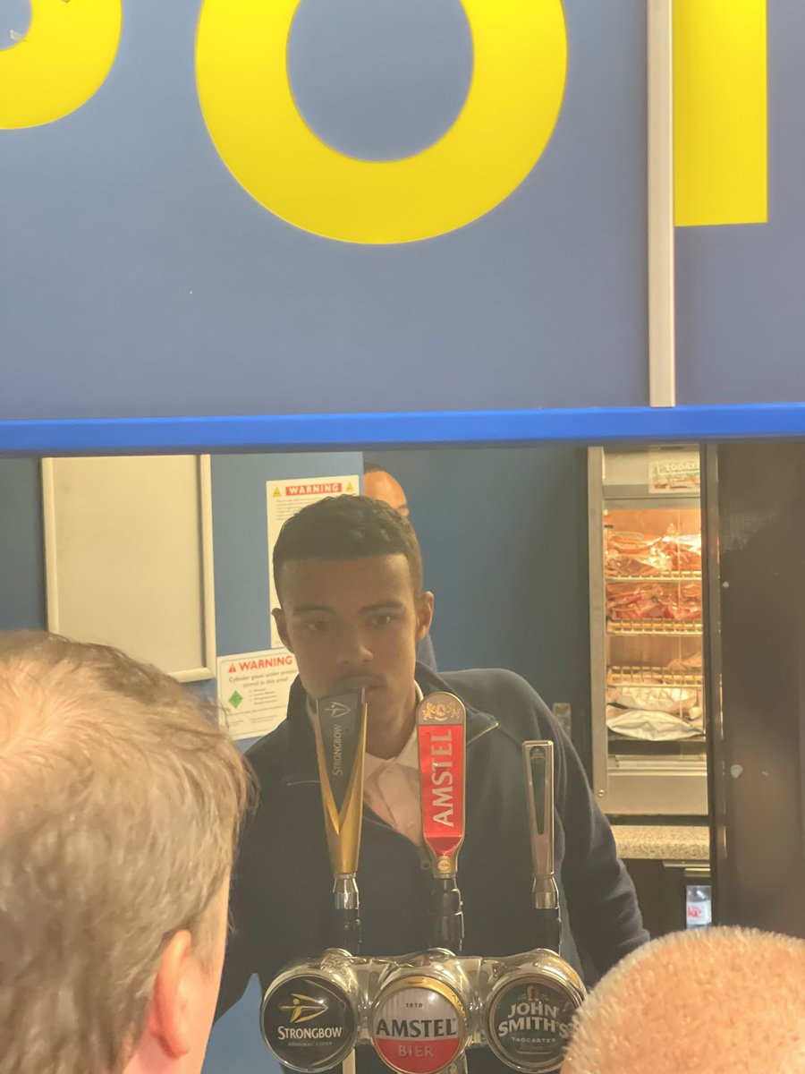 jacobbmc2's tweet photo. Mason greenwood now pouring pints at leeds https://t.co/RQd07klHax