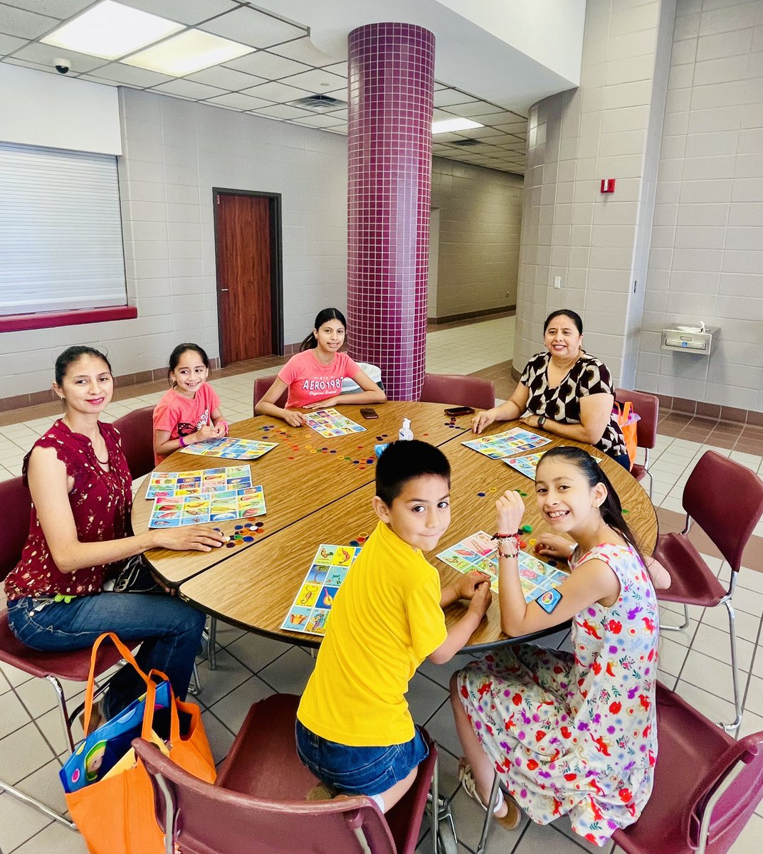 _scampuzano_'s tweet photo. 🤩I had so much fun volunteering at the 1st Spring Aldine Multilingüe Festival!🤩  #Latino #Community #Loteria #Mariachi #DancaFolclorica @AldineISD @Aldine_FACE @AldineDual @Primary_AISD @ALL_in_Aldine @AldineEsl @AldineAEA @delgadong94 https://t.co/lqVOmEoyA0