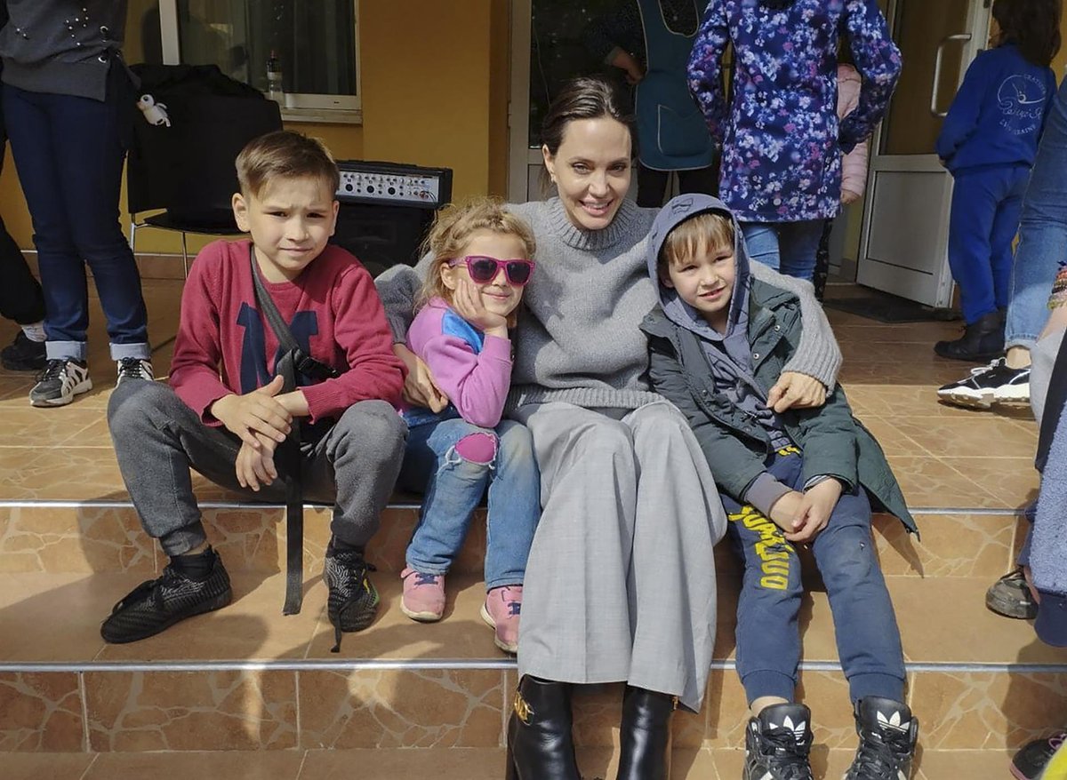 diariopanorama's tweet photo. La famosa actriz estadounidense Angelina Jolie se encuentra en la ciudad de Leópolis "para ayudar a los ucranianos" y este sábado 30-A visitó un centro médico, un internado, la estación de tren y un café, según informan medios y autoridades ucranianos. https://t.co/bZnkwCE6Qn
