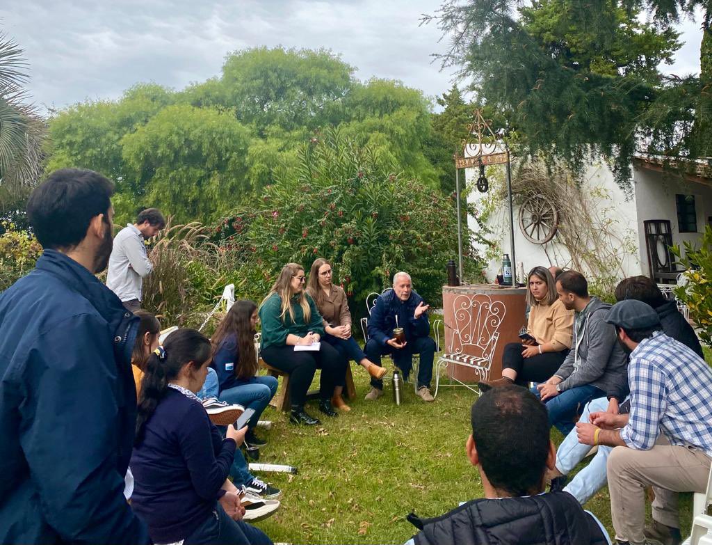 PiluSimon11's tweet photo. Una jornada distinta🙌🏻

El @PNacionalJoven se encontró en 📍Flores junto al Presidente @IturraldeVPablo. Allí tuvimos una instancia de planificación y preparación pensando en el año y en la elección que tendremos.

Seguimos trabajando por un mejor @PNACIONAL ! 💪🏻 https://t.co/XMEZo7ivw8
