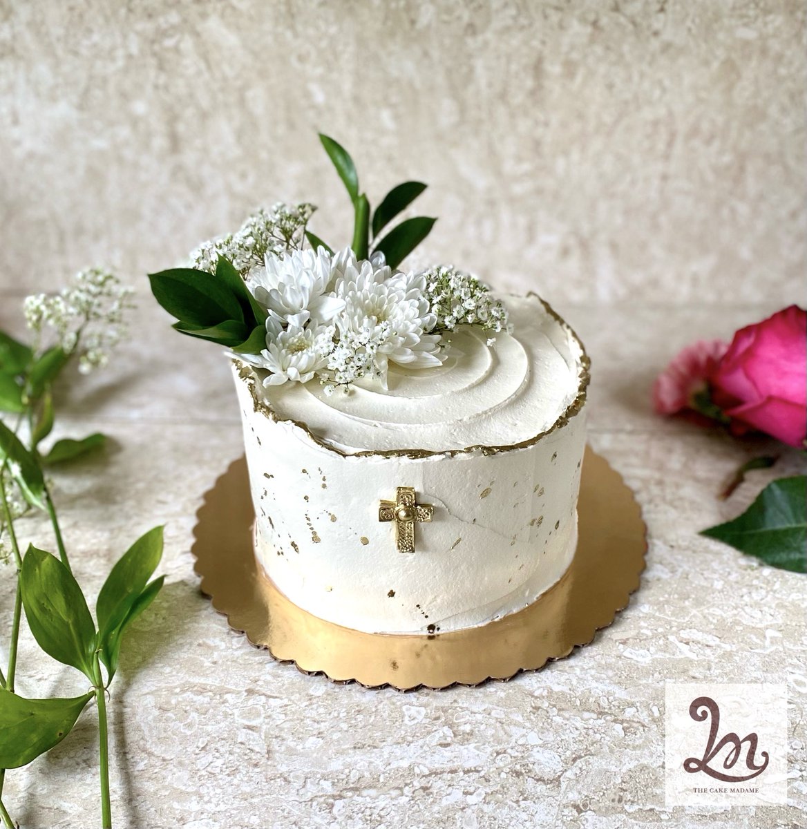 TheCakeMadame's tweet photo. More baby blessings today with this 3 layered sponge with buttercream frosting and a floral arrangement.
#ChristeningCake #OrangeSponge #ButtercreamFrosting #Cakegasm https://t.co/whP0EYRqH2