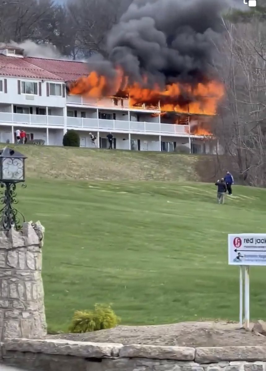 EmergencyStream's tweet photo. NH | NORTH CONWAY
3 Quick Alarms and request from Command for 'a lot of help'
Large 3 story Inn heavily involved.
Pulling all companies out of building. https://t.co/w18uaxZgJY