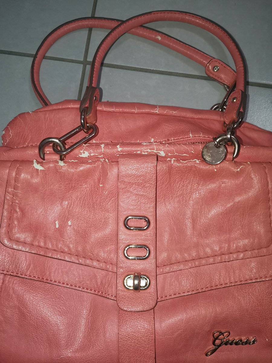 Vous avez déjà eu un sac <a href="/GUESS/">GUESS</a> qui s'est mis à s'effriter d'un coup ??? La qualité des sacs laisse pire qu'à désirer surtout au vu des tarifs pratiqués...
#mode #review #handbag