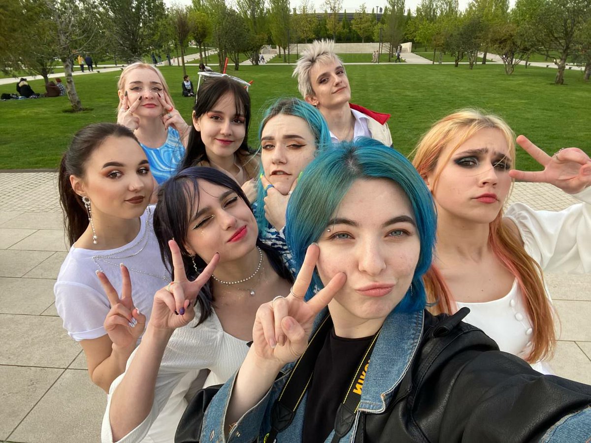 KimMinRa's tweet photo. прошлые суббота и воскресенье выглядели вот так
айкили и фениксы 💚 https://t.co/8Iott6PLLN