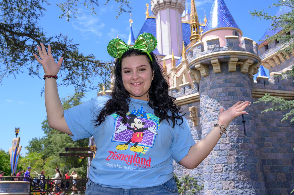 AmericanIdol's tweet photo. 𝙍𝙀𝙏𝙒𝙀𝙀𝙏 if you 💜ed @NicolinaBozzo's performance!

@Disneyland #AmericanIdol https://t.co/HIormka4eB