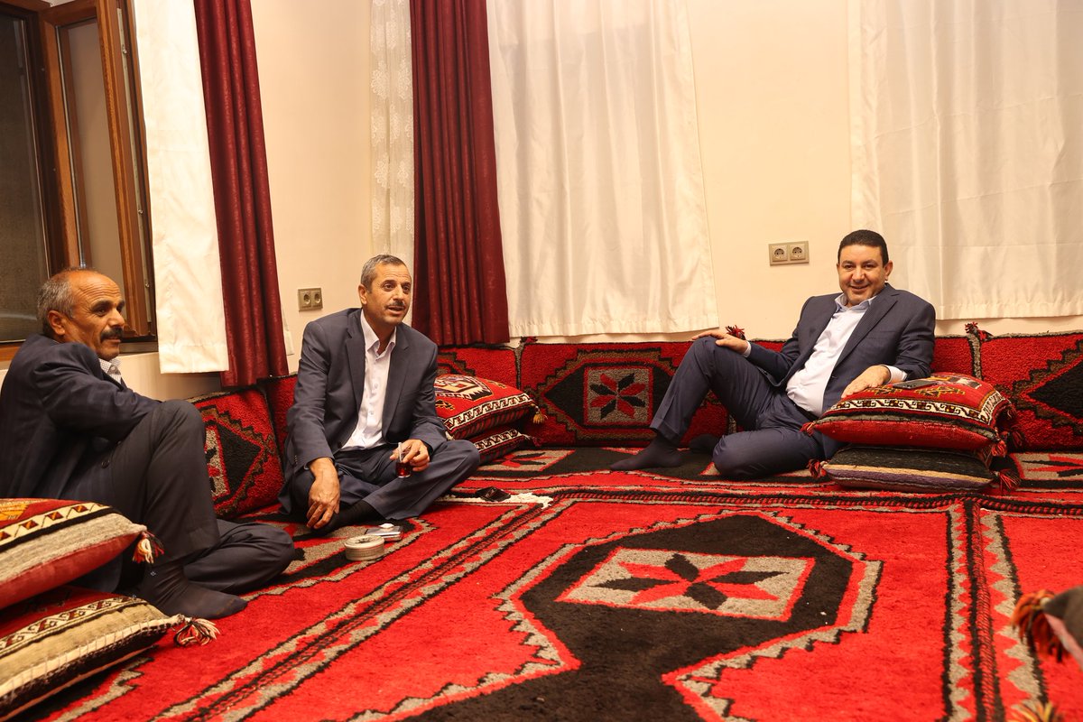 mahmutozyavuz's tweet photo. 📍Millet Odası

Tevazu, samimiyet ve gayret'le hemşehrilerimizle bir arada bulunmaya, gönüllerine dokunmaya, dertleriyle hemhal olmaya devam ediyoruz.

#BenimSevdamHarrandır
#HarranEhlineEmanet https://t.co/QxdbN9KRtx