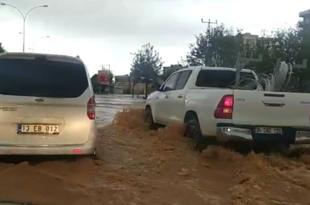 Dolu sonrası sel Cadde ve sokaklar göle döndü