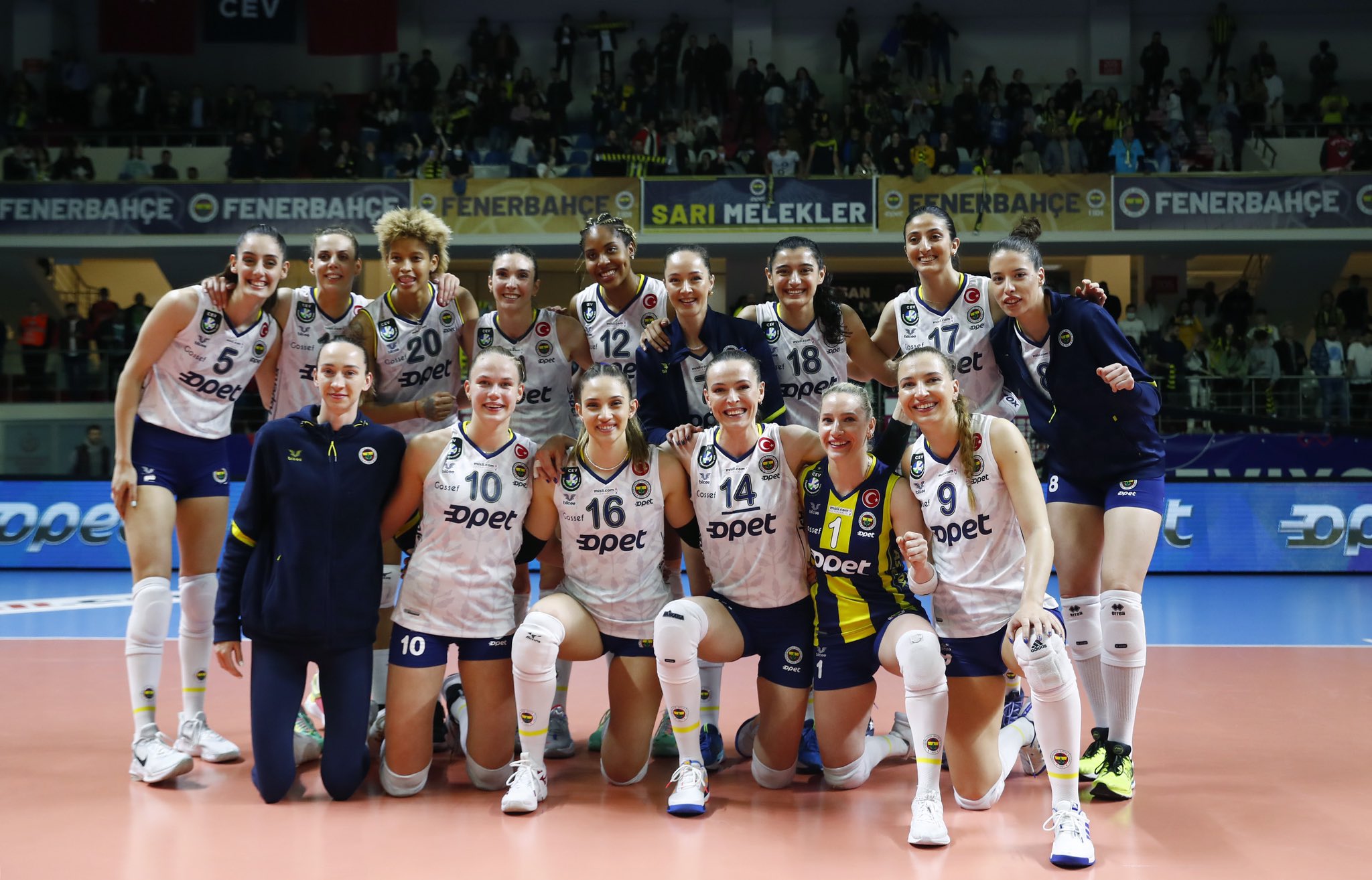 Fenerbahçe Opet galibiyet pozu
