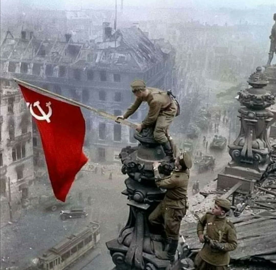 procomunero's tweet photo. *El 30 de abril de 1945, Soldados Soviéticos izaron la Bandera Roja de la Oz y el Martillo de la Victoria sobre el Reichstag en Berlín, Alemania, simbolizando la derrota del Nazi-Fascismo* https://t.co/7ZLhWxquvi