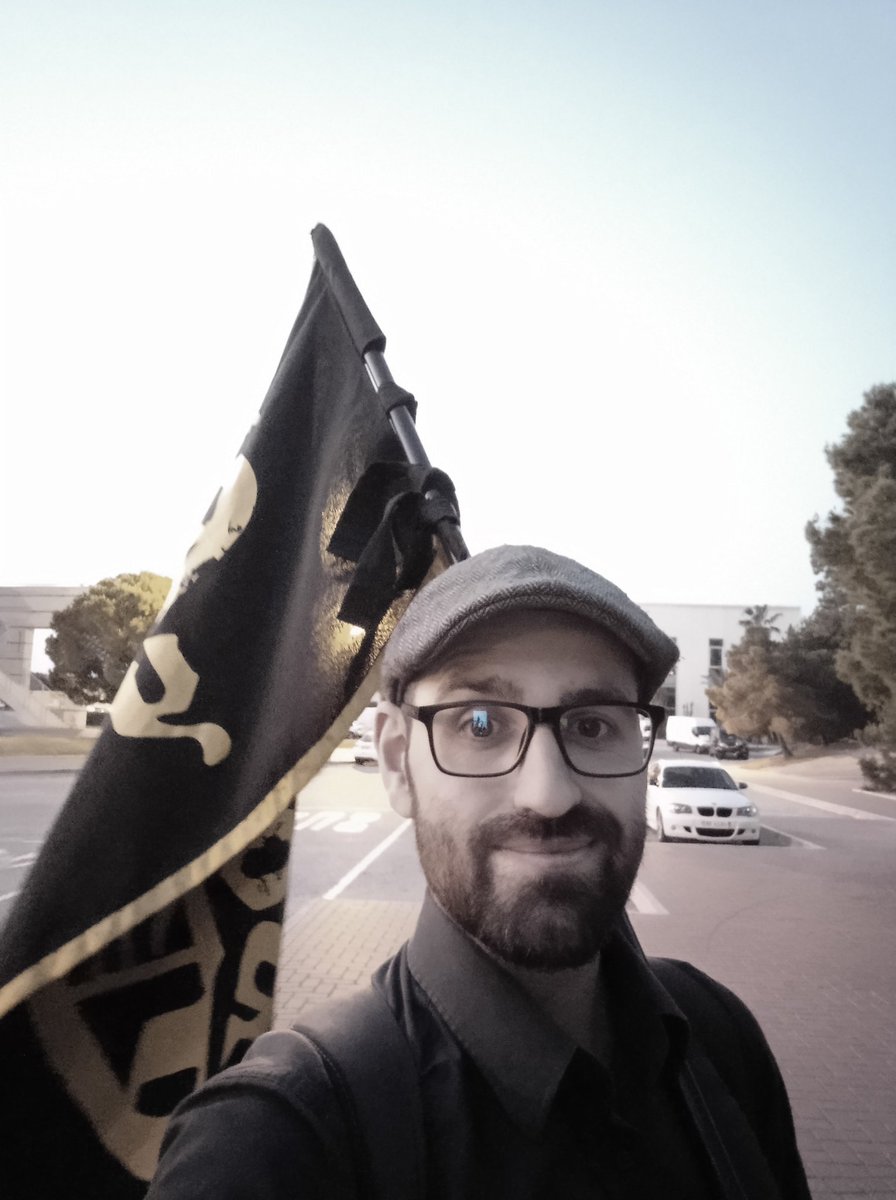 Tesoro_y_Gloria's tweet photo. Ya se acabaron las #ComarCON22 y con esta carita me voy. Fue un gusto volver a las jornadas, ver caras nuevas, unas pocas conocidas, y quedarme con ganas de más. https://t.co/yxLOKU5ZOc