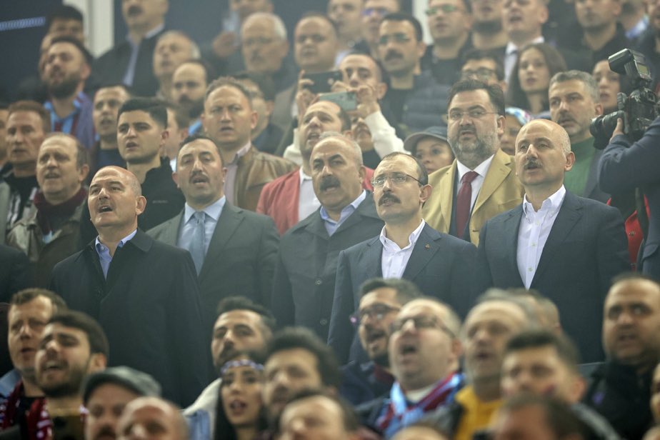 Fenerbahçeliler 7 yıldır, futbol takımını Trabzon’da öldürmeye çalışanların bulunmasını bekliyor.. İçişleri Bakanı ise bu pankartın karşısında maç izliyor.. Bu zihniyete oy veren, “Ben Fenerbahçeliyim” diyemez.. Diyenin de yüzüne tükürmek mübahtır!