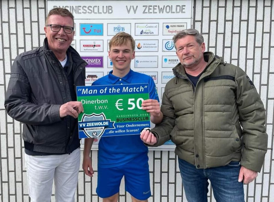 Na de wedstrijd VVZ- Zwart-Wit'63 werd Tom de Boerdere gekozen tot Man of the Match. De daarbij behorende dinercheque werd uitgereikt door <a href="/PeterJandeBoer/">Peter-Jan de Boer</a>-Jan van <a href="/LentinkDeJonge/">Lentink De Jonge</a>. De bon is te verzilveren bij het restaurant van@DorhoutMeesNL.