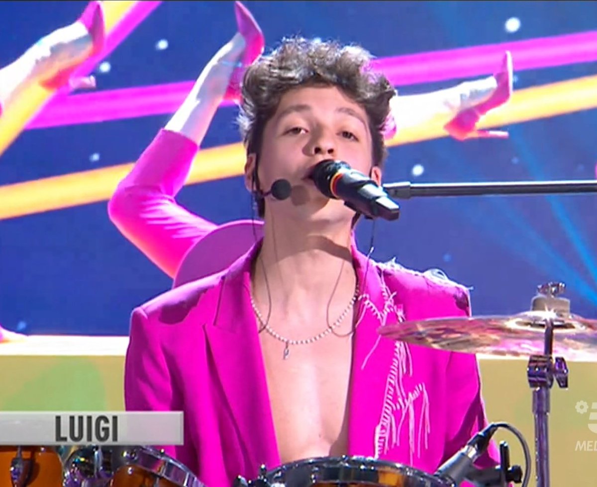 itsscarolaa's tweet photo. il fottuto concerto di luigi strangis i nostri diritti #amici21 https://t.co/8ClCLxqQuC