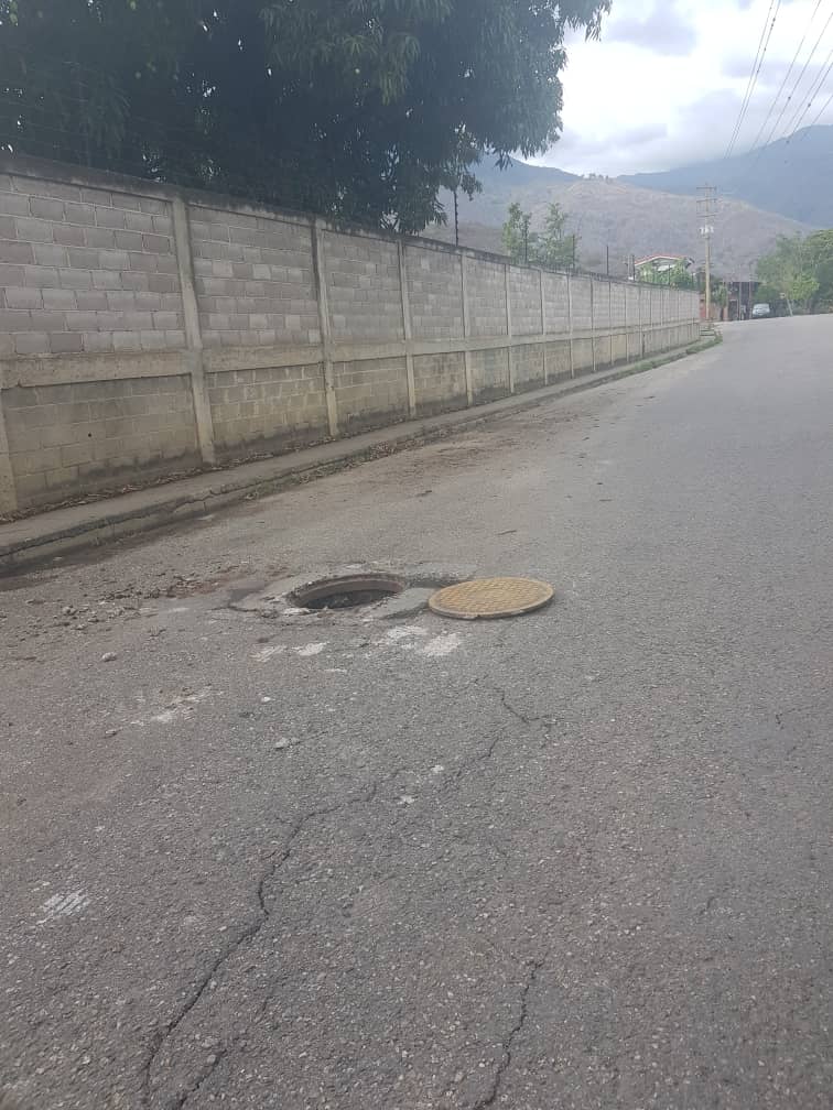 manaure03's tweet photo. #30Abr Quitaron la tapa de este acueducto ubicado al final de terrinca, llegando a la Urb. Valle Arriba de #Guatire y no la colocaron. Es una potencial mercancía de las mafias de las chatarras. https://t.co/BMs7EF7hCb
