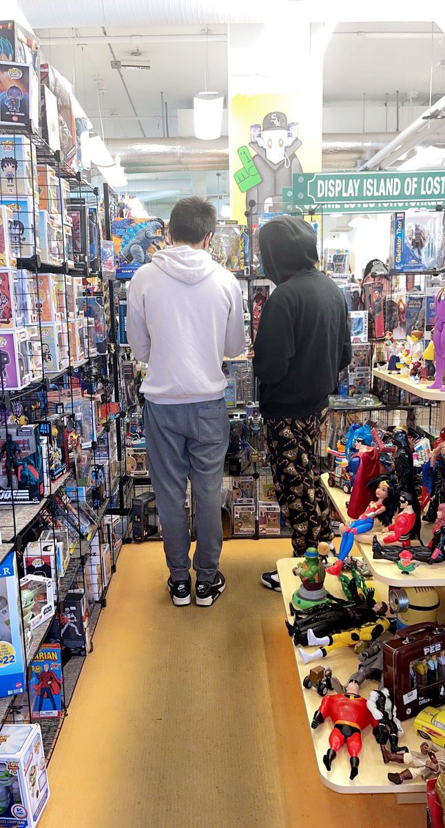 SueHappy3's tweet photo. Boy mom’s go to cool places…. #mycollectors #myboys #saturdayevents #wethecoolest https://t.co/gTT74WOILp