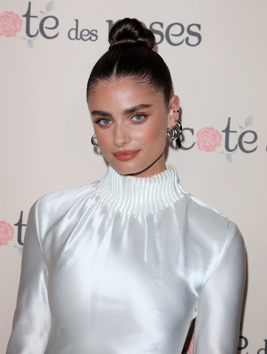 vsactu's tweet photo. New : Taylor Hill Attends Launch of Cote des Roses New Campaign https://t.co/Rf3ZszaTsn